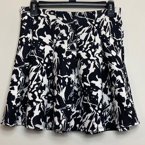 Hollister Black & White Abstract Print Pleated Mini Skirt Size M